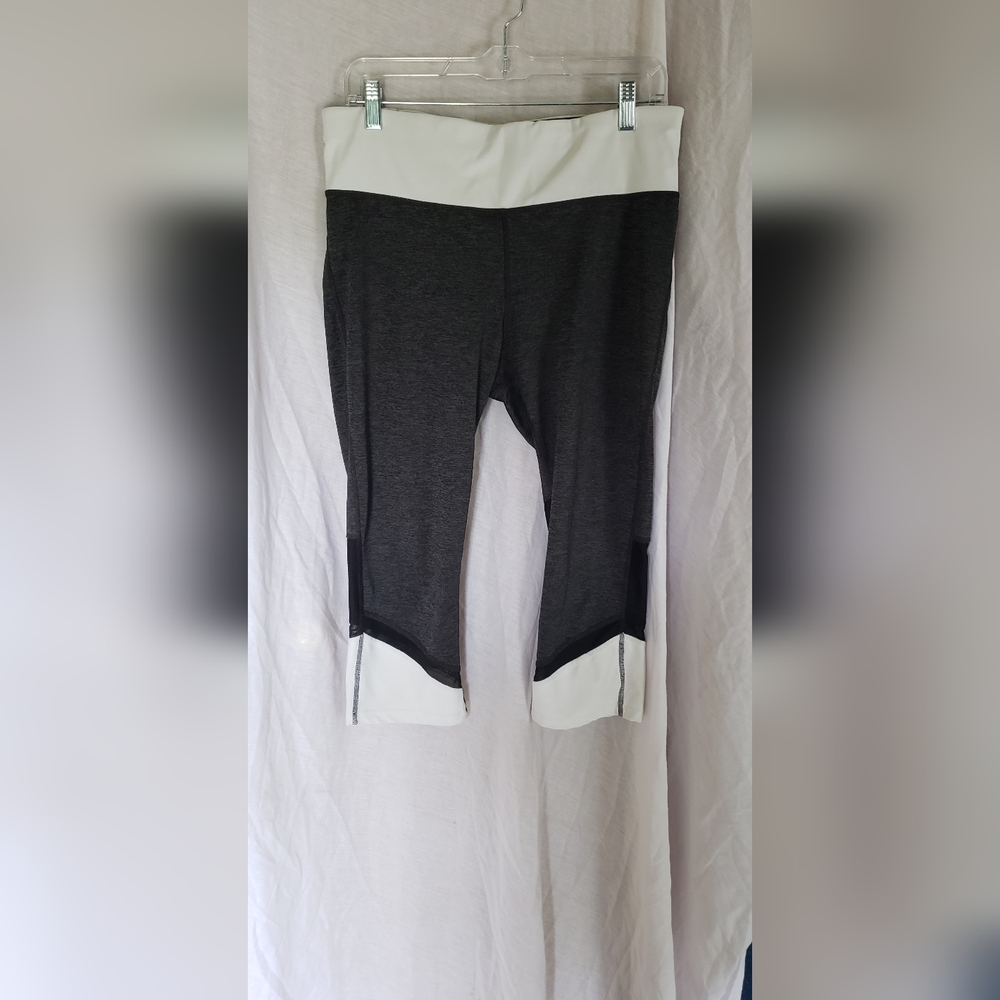 Gray and‎ White Leggings with Two-Tone Design. Spandex Size L. Capri Length